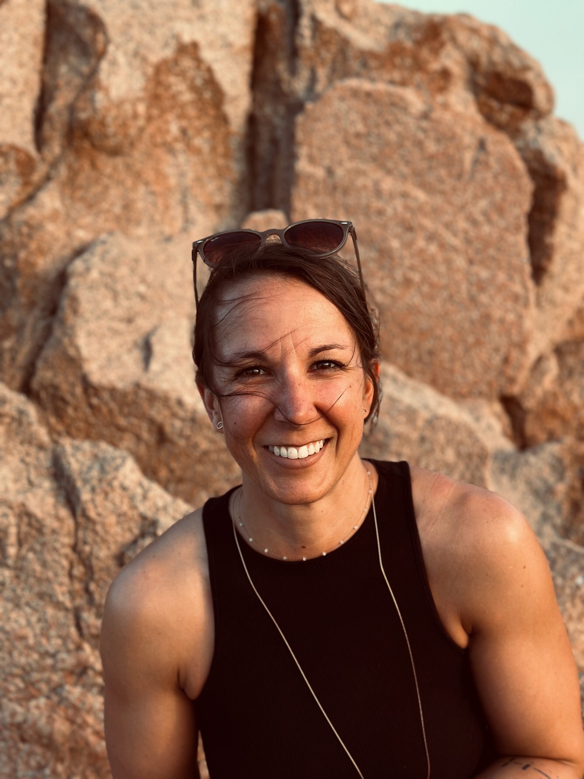 Anja_01 Profilbild Anja vor Steinmauer