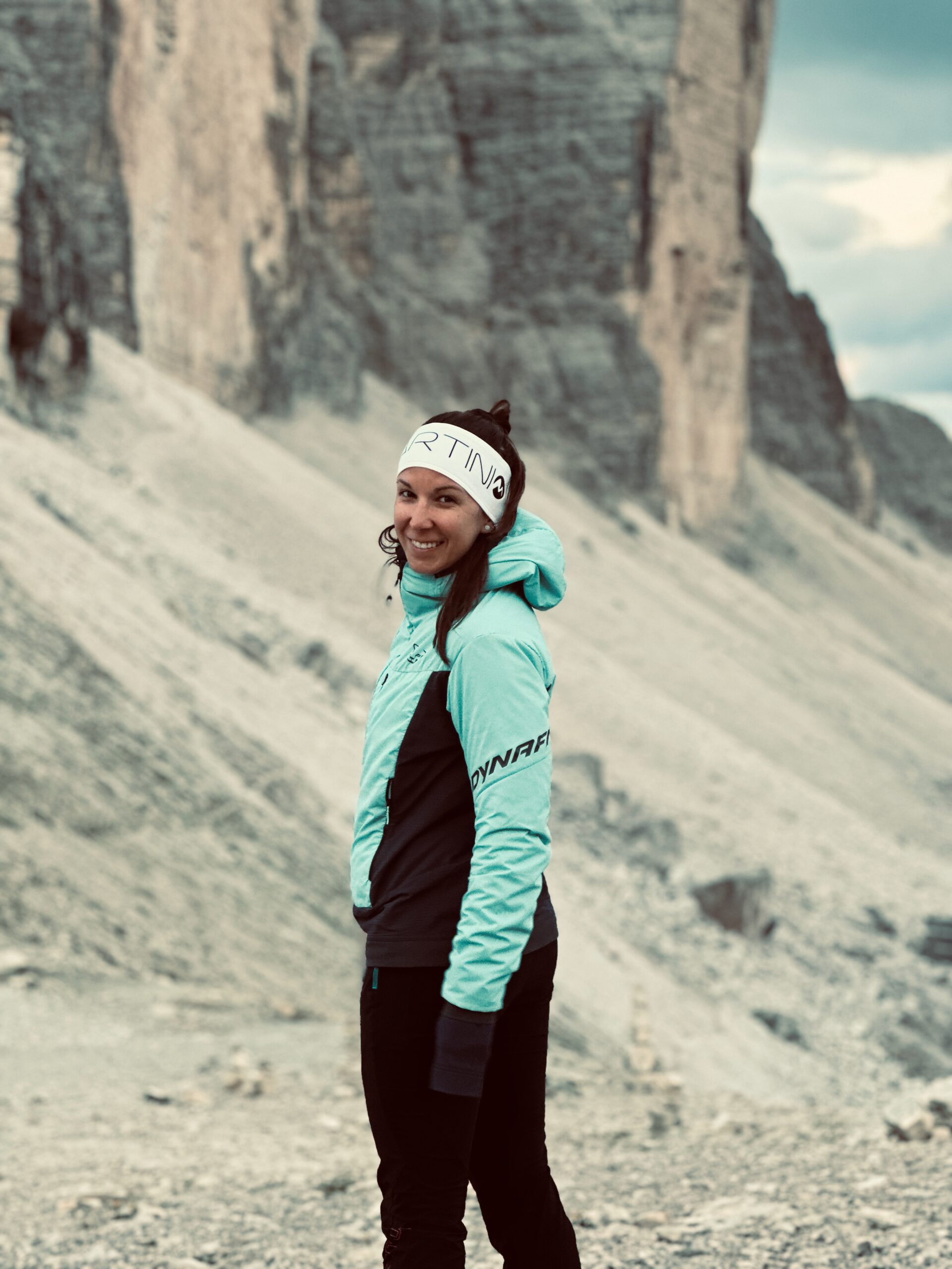 Anja mit Stirnband und Sportjacke in Südtirol vor den drei Zinnen